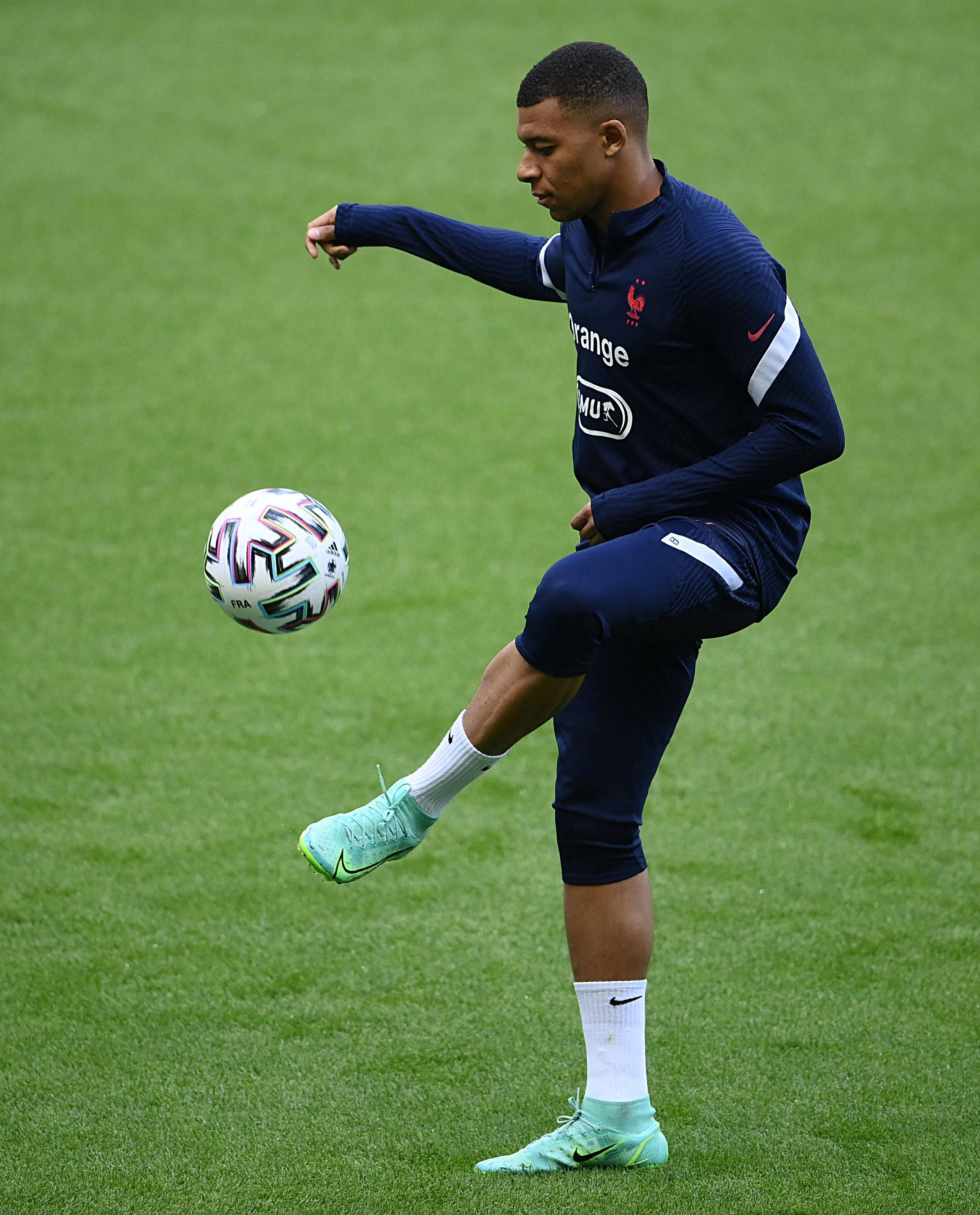 2025中超官方最佳球员候选：瓦科、莱昂纳多领衔，王钰栋在列