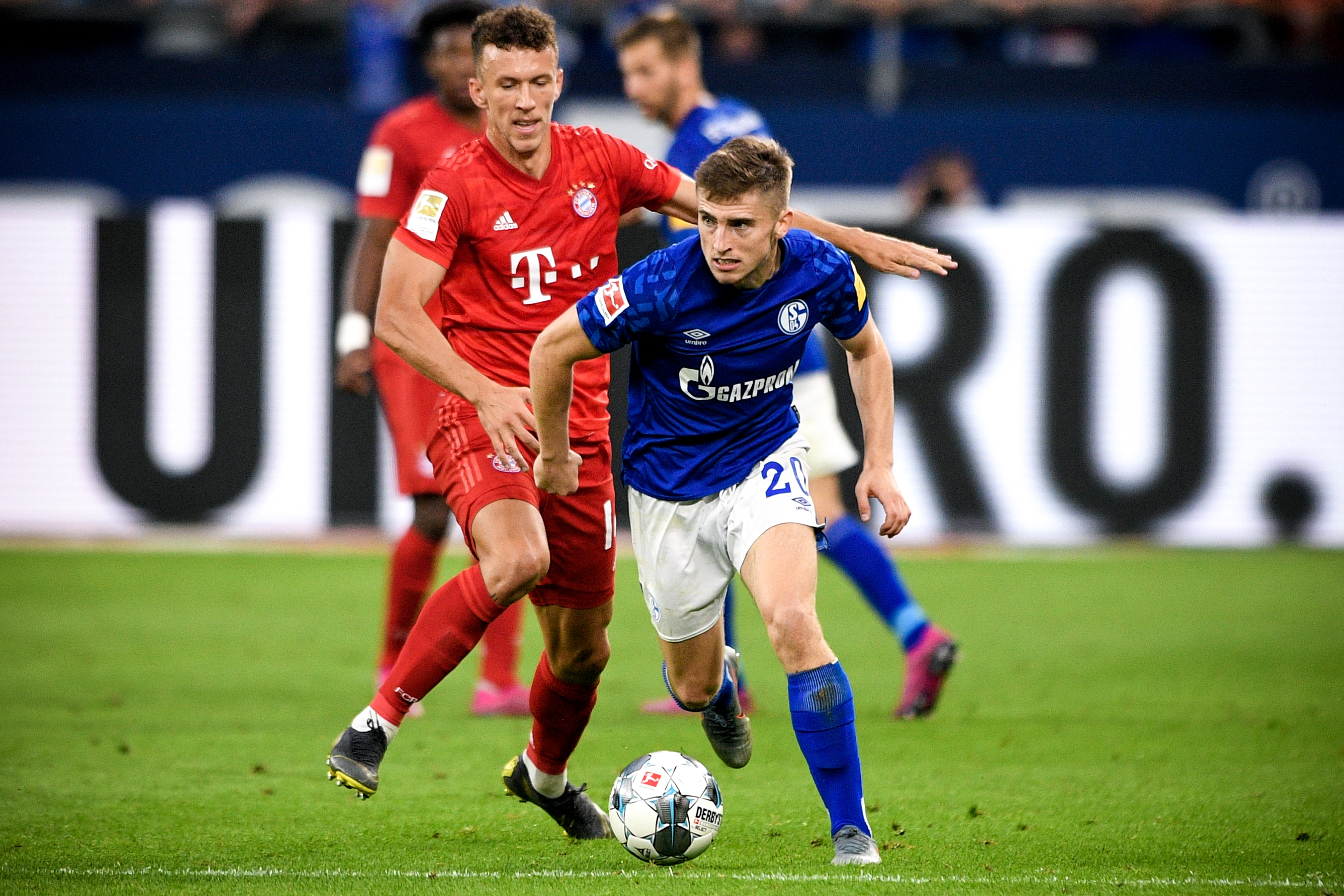 保罗生涯总助攻和抢断皆排名历史第二，仅次于斯托克顿