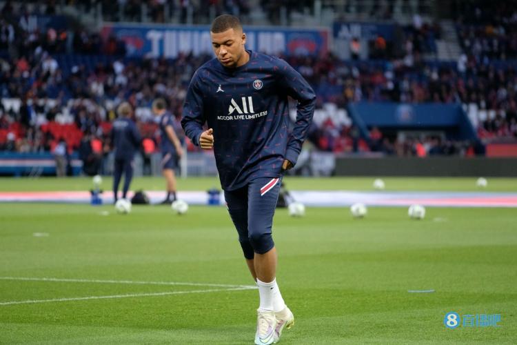 巴萨旧将：足球世界没人能达到梅西的高度，他让我们变得更好